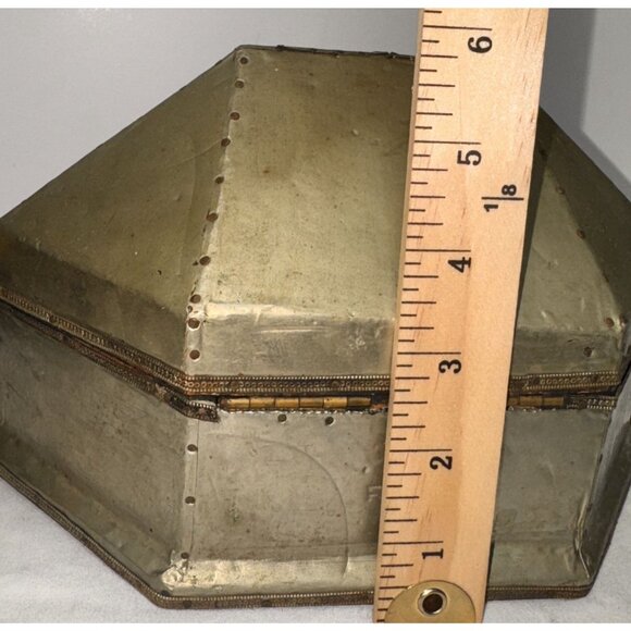 Antique Hexagonal Metal Jewelry Box With Latch Closure display picture 1